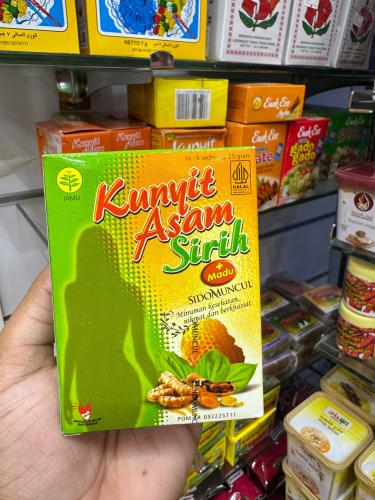 شراب التمر الهندي مع الكركم والعسل وورق الفلفل