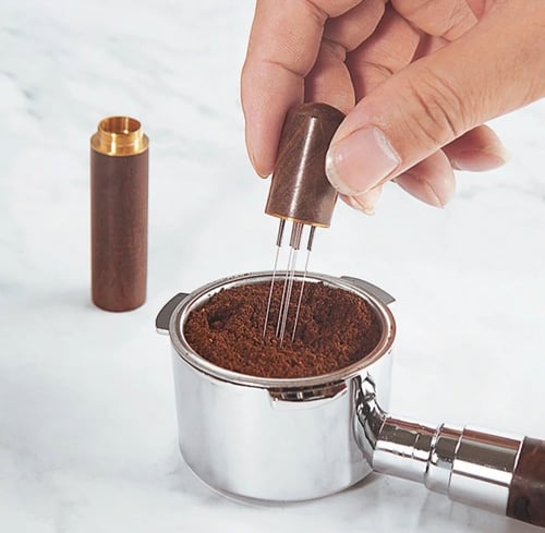 مفك تكتلات صغير خشبي فاتح