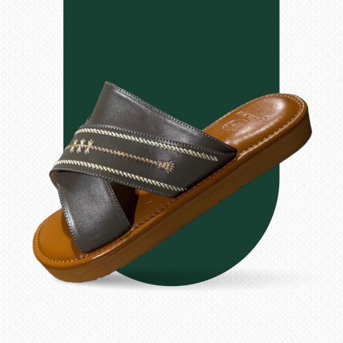 حذاء شرقي مطرز