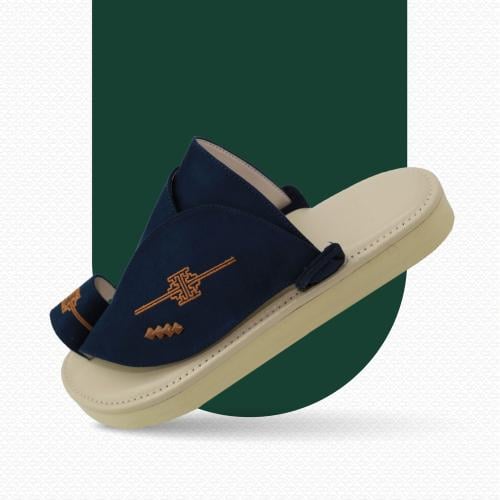 حذاء شرقي مطرز.