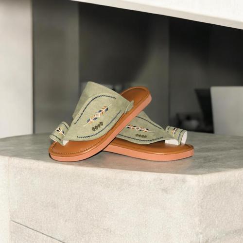 حذاء شرقي مطرز