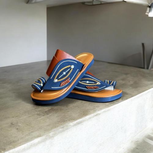 حذاء شرقي مطرز