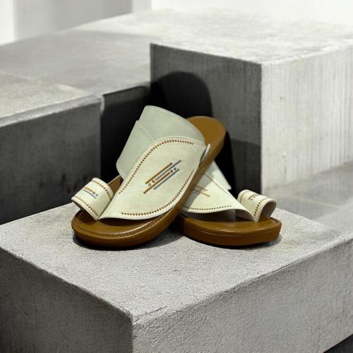 حذاء شرقي مطرز