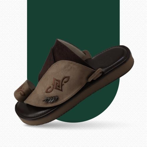 حذاء شرقي مطرز