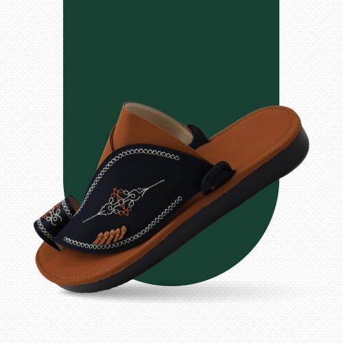 حذاء شرقي مطرز.