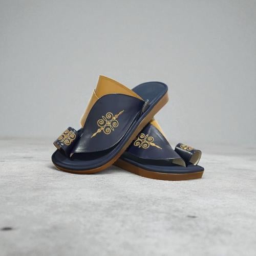 حذاء شرقي مطرز