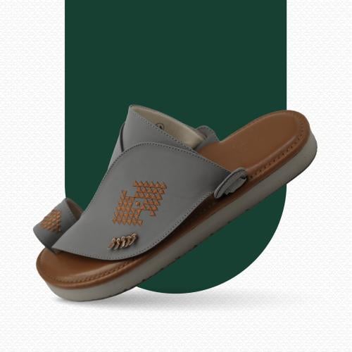 حذاء شرقي مطرز