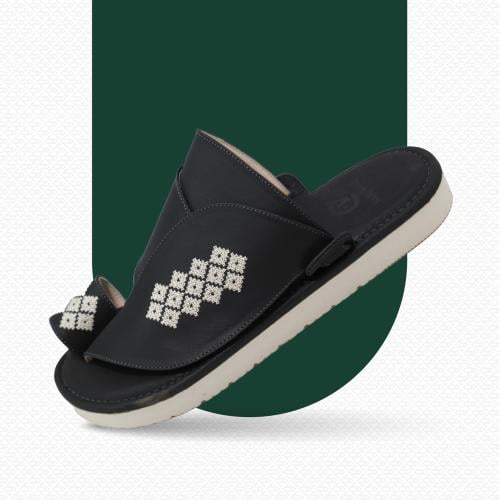 حذاء شرقي مطرز