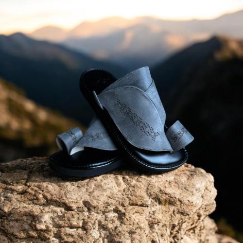 حذاء شرقي مطرز