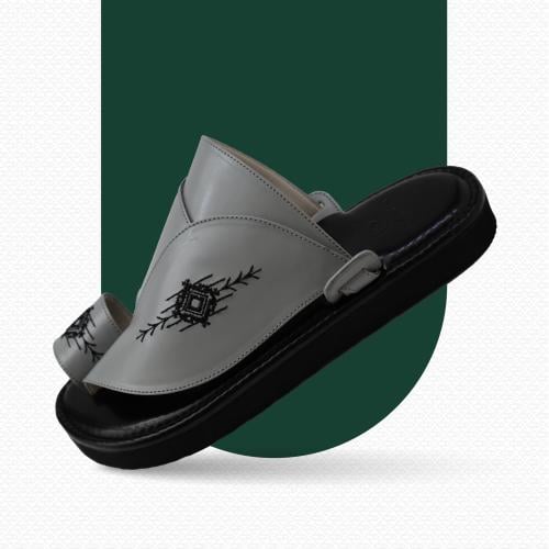 حذاء شرقي مطرز