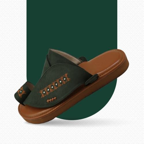 حذاء شرقي مطرز