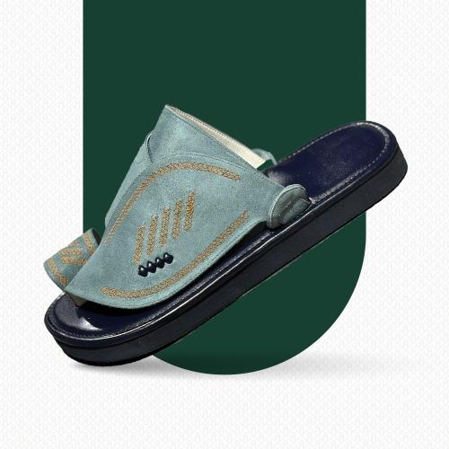 حذاء شرقي مطرز