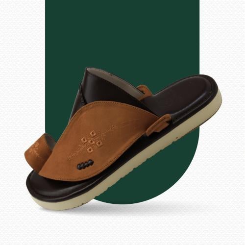 حذاء شرقي مطرز.