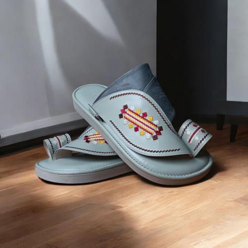 حذاء شرقي مطرز