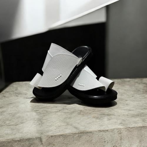 حذاء شرقي مطرز