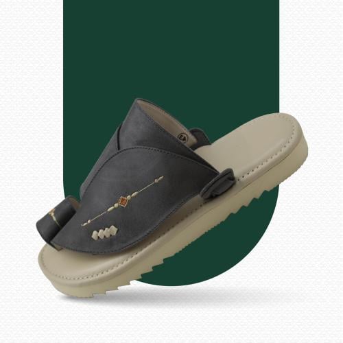 حذاء شرقي مطرز