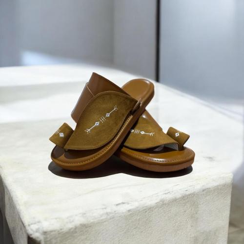 حذاء شرقي مطرز