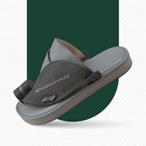 حذاء شرقي مطرز