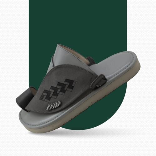 حذاء شرقي مطرز