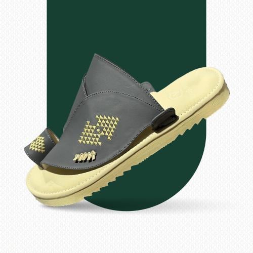 حذاء شرقي مطرز