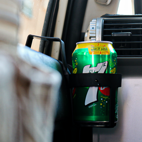 حامل أكواب على باب المركبة أمام المكيف