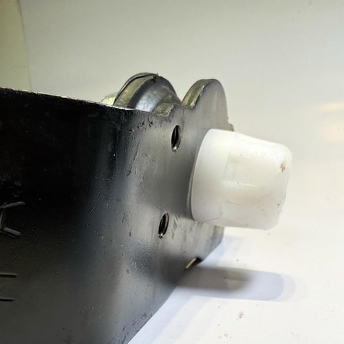 كرسي مكينة خلفي أصلي تويوتا FJ – رقم القطعة 123713...