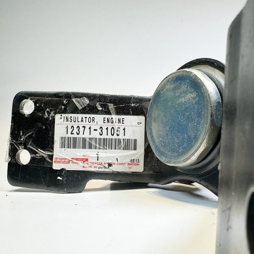 كرسي مكينة خلفي أصلي تويوتا FJ – رقم القطعة 123713...