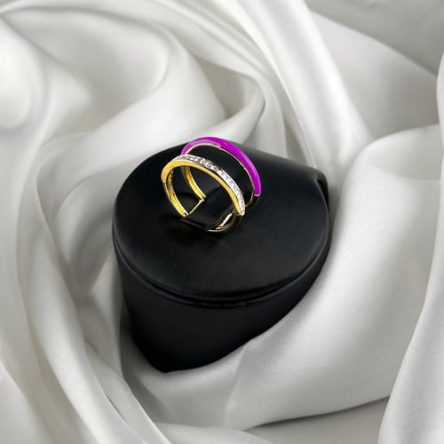 خاتم ذهب اصفر مع لون مينا بنفسجي وحجر زركون ابيض ب...