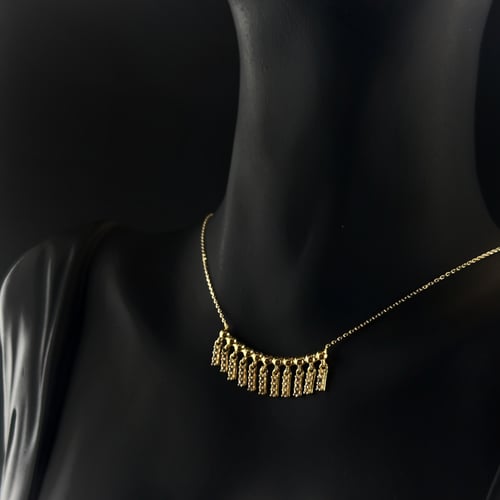 عقد ذهب ايطالي بتصميم مختلف ومميز مع فصوص الزركون...