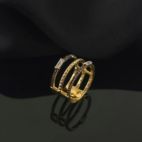 خاتم ذهب اصفر مزين بالحجر الليلكي الداكن مع زركون...