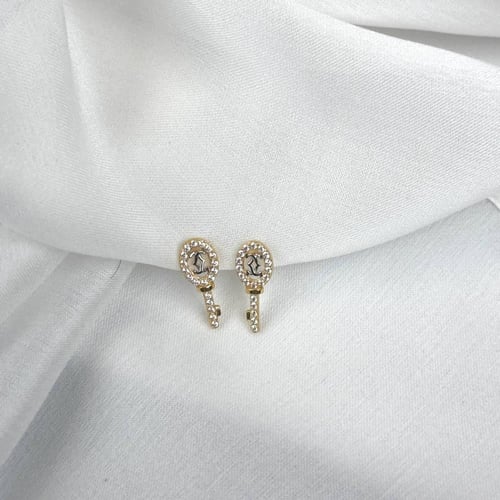 طقم ذهب بتصميم عصري ومختلف عيار 18