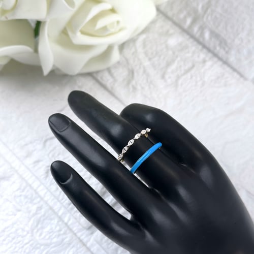 خاتم ذهب مع لون مينا ازرق وحجر زركون ابيض بتصميم د...