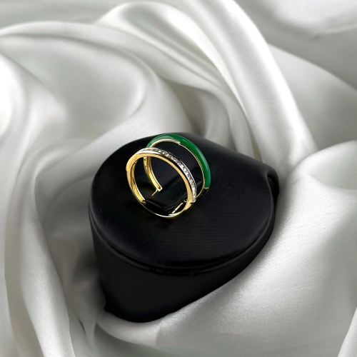 خاتم ذهب مع لون مينا اخضر وحجر زركون ابيض بتصميم د...