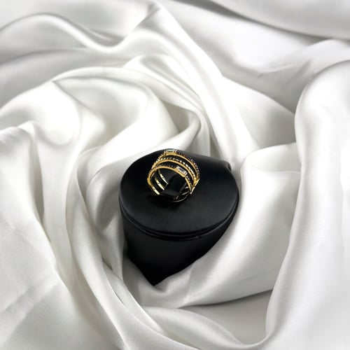 خاتم ذهب اصفر مزين بالحجر الليلكي الداكن مع زركون...