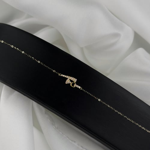 طقم ذهب اصفر مزين بفصوص الزركون بقصة ناعمة عيار 18