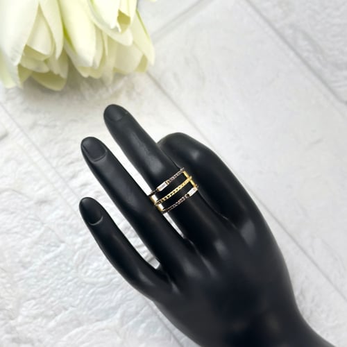 خاتم ذهب اصفر مزين بالحجر الليلكي الداكن مع زركون...