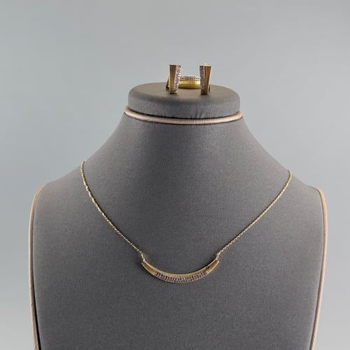 عقد وحلق وخاتم ذهبي جذاب وملفت للنظر مع فصوص الزرك...