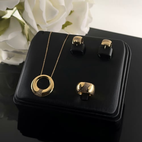 عقد مع خاتم وحلق بتصميم كلاسيكي مزين بفصوص الزركون...