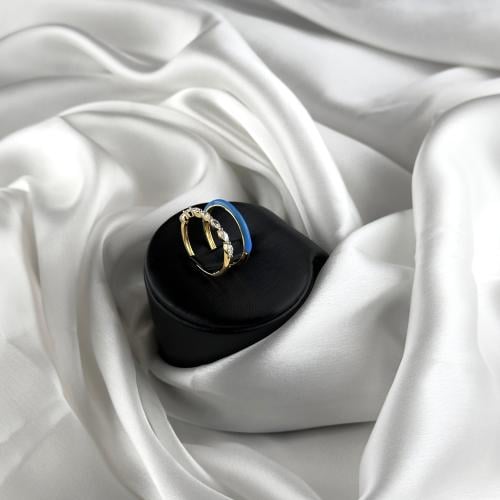 خاتم ذهب مع لون مينا ازرق وحجر زركون ابيض بتصميم د...