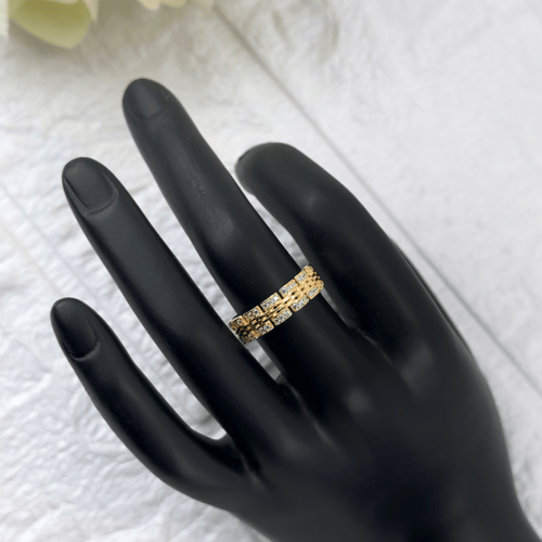 خاتم ايطالي مزيج بين الذهبي وفصوص الزركون بشكل عصر...