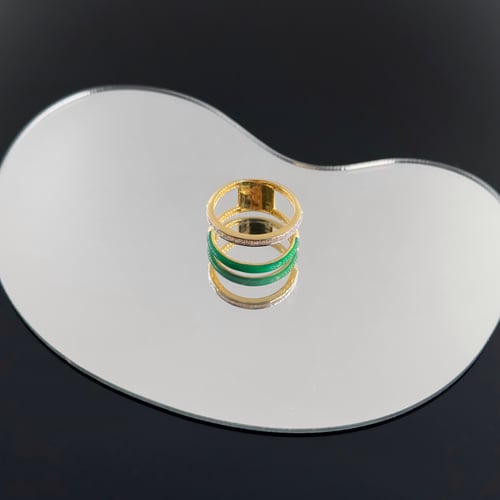 خاتم ذهب مع لون مينا اخضر وحجر زركون ابيض بتصميم د...