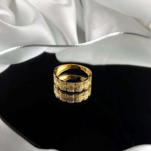 خاتم ايطالي مزيج بين الذهبي وفصوص الزركون بشكل عصر...