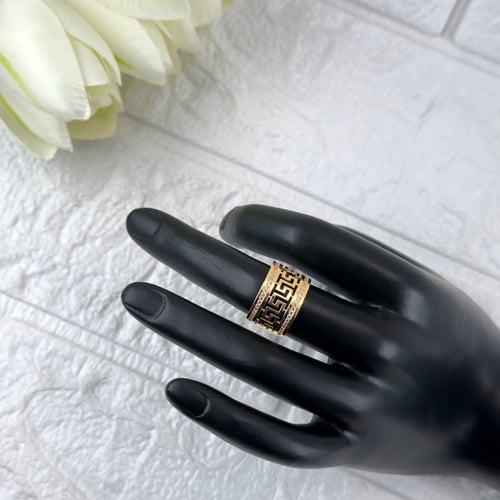 خاتم ذهب اصفر عريض مزين بفصوص الزركون عيار 18