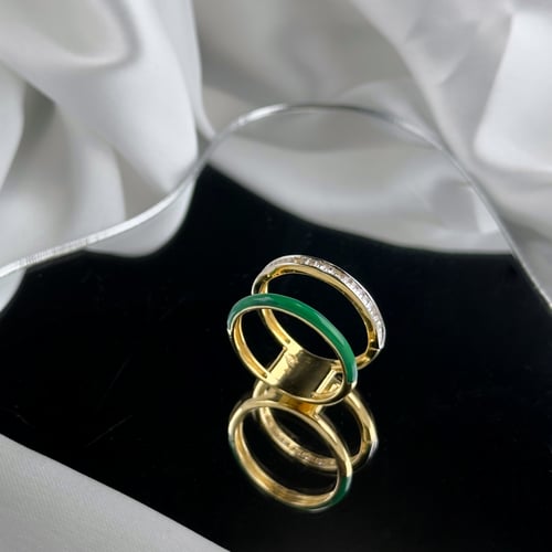 خاتم ذهب مع لون مينا اخضر وحجر زركون ابيض بتصميم د...