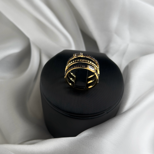 خاتم ذهب اصفر مزين بالحجر الليلكي الداكن مع زركون...