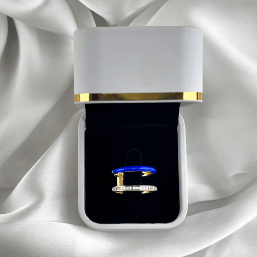 خاتم ذهب اصفر مع لون مينا ازرق ملكي مع فصوص باللون...