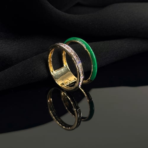 خاتم ذهب مع لون مينا اخضر وحجر زركون ابيض بتصميم د...
