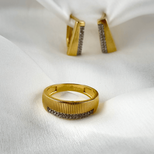 عقد وحلق وخاتم ذهبي جذاب وملفت للنظر مع فصوص الزرك...