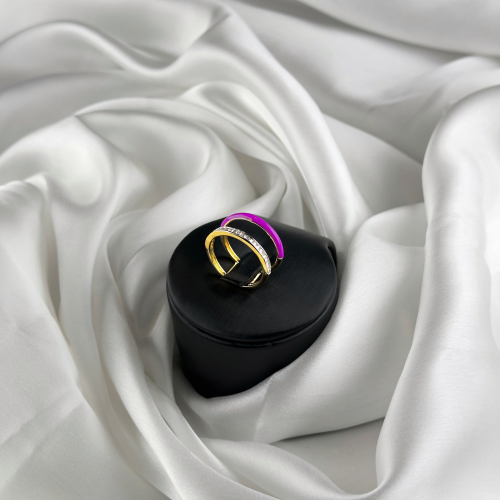 خاتم ذهب اصفر مع لون مينا بنفسجي وحجر زركون ابيض ب...