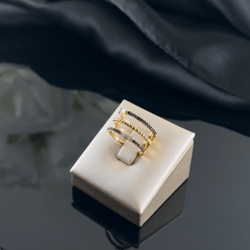 خاتم ذهب اصفر مزين بالحجر الليلكي الداكن مع زركون...